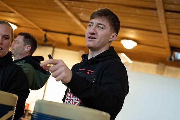 VfB-Nationalspieler Angelo Stiller schenkte in der Stuttgarter Vesperkirche Tee aus. - © Helena Dolderer/dpa
