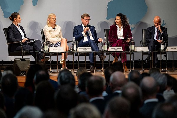 Beim Wirtschaftstag der Botschafterkonferenz im Auswärtigen Amt diskutiert auch BDI-Präsidenten Peter Leibinger (rechts) mit den Diplomatinnen und Diplomaten. - © Fabian Sommer/dpa