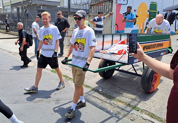 Sebastian Vettel nutzt Grand-Prix-Wochenenden, um auf gesellschaftliche Probleme aufmerksam zu machen. - © Jens Marx/dpa