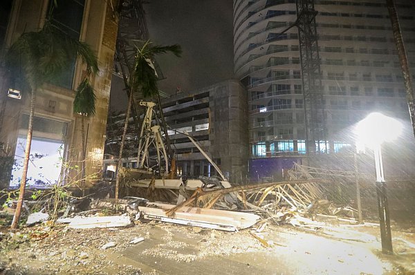 In St. Petersburg in Florida ist ein Kran an einer Baustelle auf eine Straße gestürzt. - © Chris Urso/Tampa Bay Times/AP/dpa