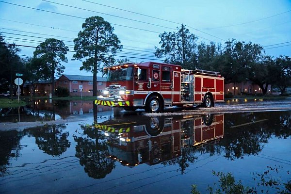Ein Fahrzeug der Feuerwehr fährt durch St. Petersburg in Florida. - © Uncredited/Tampa Bay Times/AP/dpa