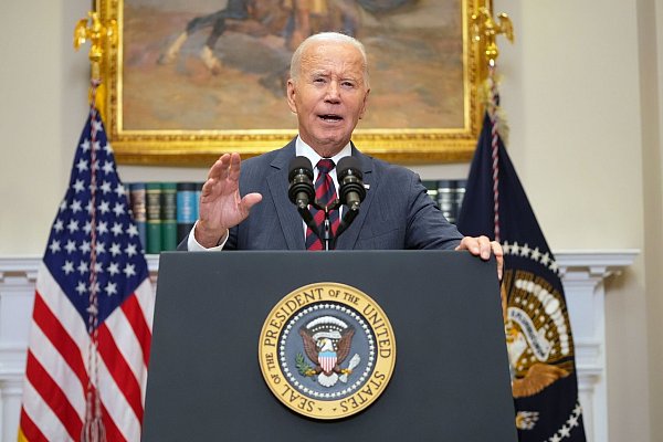 US-Präsident Joe Biden sagte eine Auslandsreise wegen des Hurrikans ab. - © Mark Schiefelbein/AP/dpa