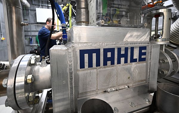 Mahle kommt vom Verbrenner - und steckt ebenfalls mitten im Wandel. (Archivbild) - © Bernd Weißbrod/dpa