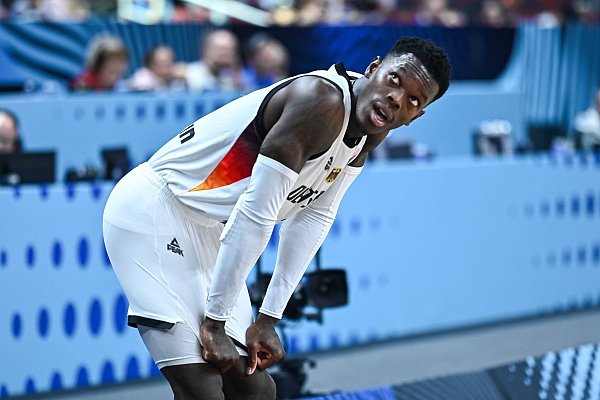 Das war knapp! Erst am Ende setzen sich Dennis Schröder und Co. deutlich gegen Portugal durch. - © Stefanos Kyriazis/ZUMA Press Wire/dpa