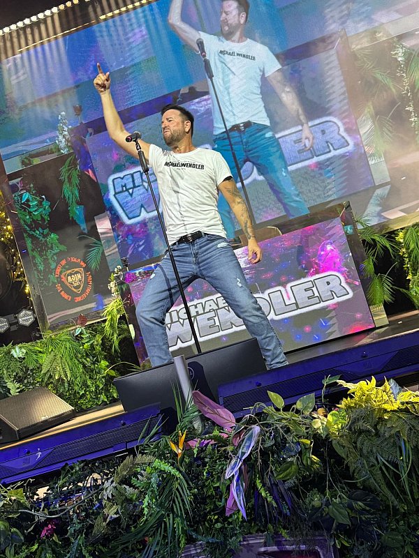 «Sie liebt den DJ»: Wendler präsentierte im «Megapark» seine Hits. - © privat/dpa