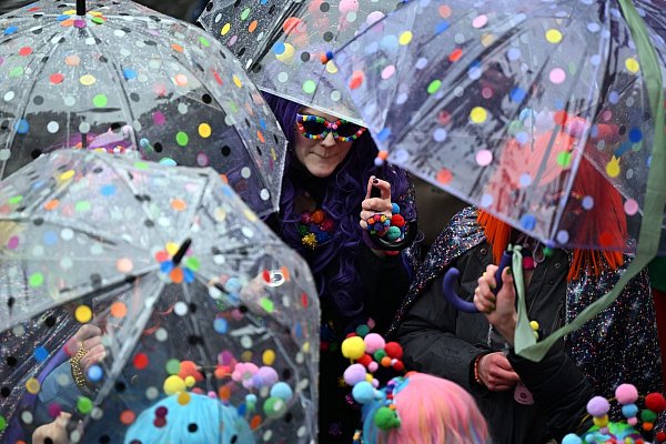 Verkleidete Jecken stehen vor dem Rathaus in Düsseldorf. - © Federico Gambarini/dpa