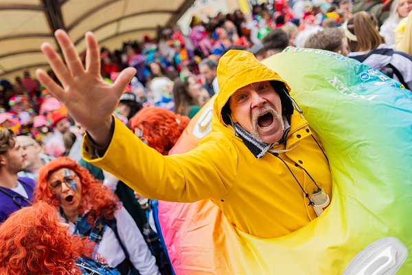 Karnevalisten feiern an Weiberfastnacht die Eröffnung des Straßenkarnevals auf dem Alten Markt in Köln. - © Rolf Vennenbernd/dpa