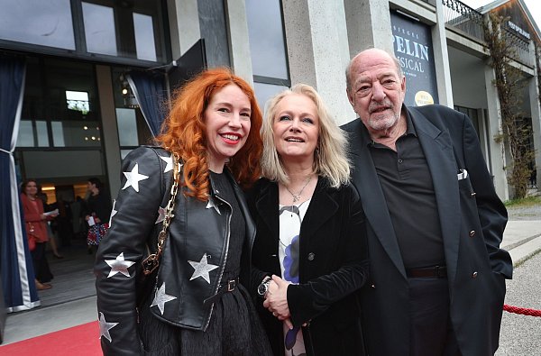 Ralph und Laura Siegel zeigen sich zusammen mit Sängerin Nicole (Mitte), die 1982 mit Siegels Lied «Ein bisschen Frieden» den Grand Prix Eurovision de la Chanson gewann. (Archivbild) - © Karl-Josef Hildenbrand/dpa