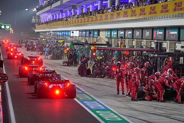 Alle kamen zum Reifenwechsel in der Safety-Car-Phase, nur McLaren nicht. - © Altaf Qadri/AP POOL/AP/dpa