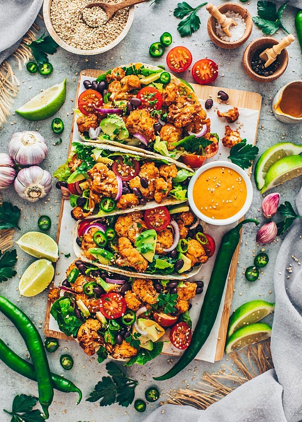 Bunt und lecker: Food-Bloggerin Bianca Zapatka serviert zu ihren Blumenkohl-Tacos auch eine leckere Tahini-Sauce. - © Bianca Zapatka/dpa-tmn