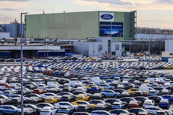 Ford-Elektroautos auf einem Kölner Parkplatz - ihr Verkauf läuft schleppend. - © Oliver Berg/dpa