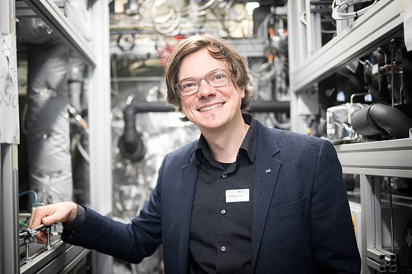 Das Forschungsteam um Matthias Metten vom Deutschen Zentrum für Luft- und Raumfahrt (DLR) wird die Plattform ab August vor Helgoland testen. - © Sina Schuldt/dpa