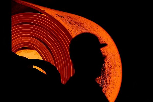 Ein Stahlarbeiter bei der Arbeit - er hat eine neue Chef-Chefin. - © Rolf Vennenbernd/dpa