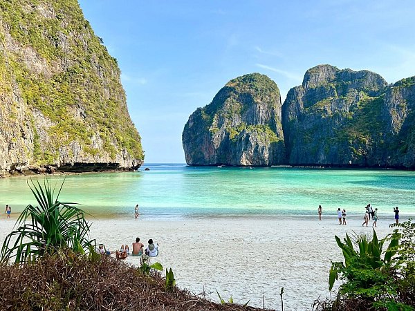 Nachdem «The Beach» in die Kinos gekommen war, litt die traumhafte Maya Bay jahrelang unter Massentourismus. - © Carola Frentzen/dpa