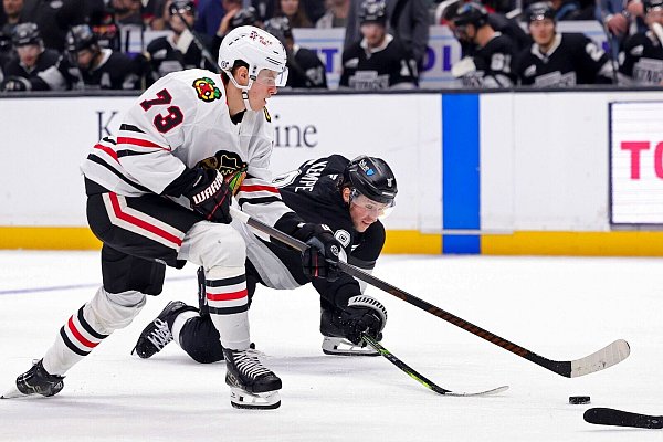Reichel legte mit seinem Pass den Treffer zum 2:2 auf und ermöglichte den Comeback-Sieg der Chicago Blackhawks. - © Ryan Sun/AP/dpa
