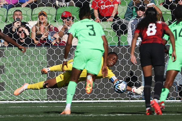 Nigerias Torhüterin Chiamaka Nnadozie pariert einen Elfmeter von Kanadas Sinclair (nicht im Bild). - © Hamish Blair/AP/dpa