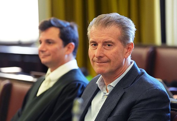 Stephan Hensel, der Ex-Mann von Christina Block, schildert als Zeuge vor dem Landgericht Hamburg Details der Kindesentführung in der Silvesternacht 2023/24. - © Marcus Brandt/dpa Pool/dpa