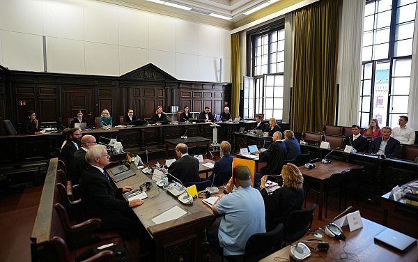 Heute geht im Gerichtssaal des Landgerichts Hamburg die Befragung von Stephan Hensel weiter. - © Marcus Brandt/dpa Pool/dpa