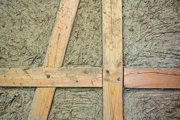 Bereits beim Bauen die Energiebilanz im Blick behalten: Wände kann man etwa mit natürlichen Materialien wie Holz, Stroh und Lehm dämmen. - © Patrick Pleul/dpa/dpa-tmn