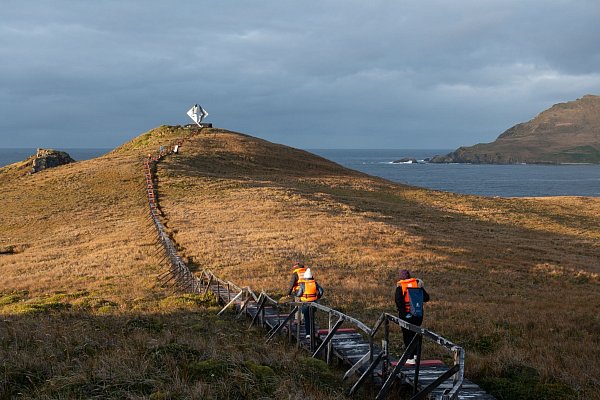 Landgang am Kap: auf dem Weg zum Albatros-Monument. - © Andreas Drouve/dpa-tmn