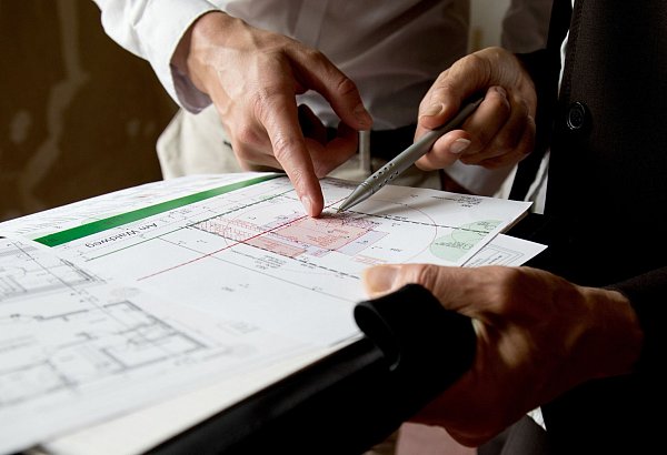 Ganzheitlich denken: Sachverständige und Architekten können bei der Bauplanung unterstützen. - © Christin Klose/dpa-tmn