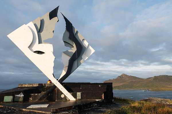 Erinnert an Schiffstragödien: das Albatros-Monument auf Kap Hoorn. - © Andreas Drouve/dpa-tmn