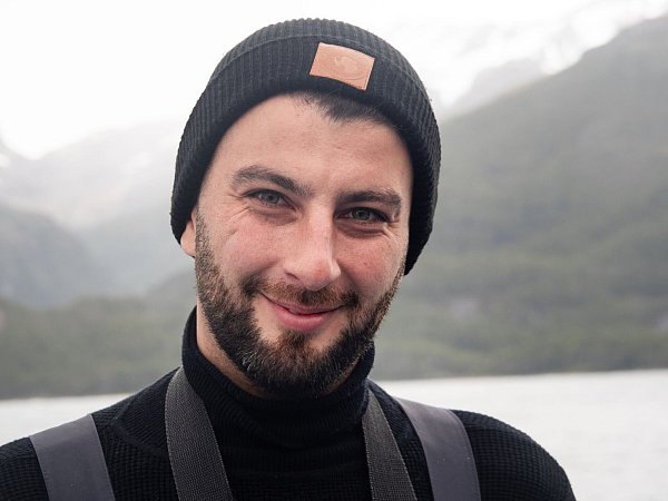 Expeditionsleiter Francesco Ravilet fährt auf einem der Schlauchboote vor, um den Anleger in der Bucht zu prüfen. - © Andreas Drouve/dpa-tmn