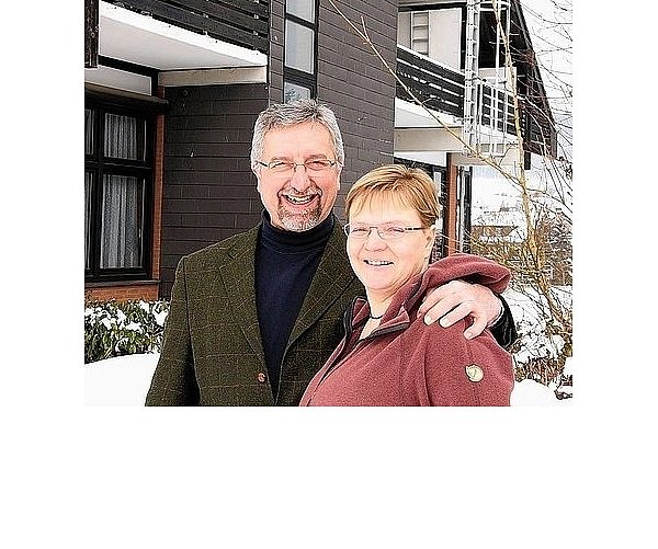 Beate und Harry Lunburg freuen sich auf ihre zukünftige Arbeit in Bödexen. Doch zunächst einmal muss das Hotel auf Vordermann gebracht werden. - © FOTO: ROSWITHA HOFFMANN-WITTENBURG