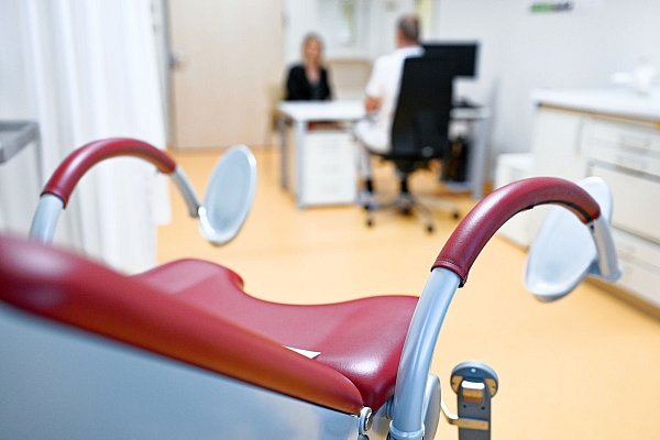 Professor Strowitzki geht davon aus, dass rund die Hälfte der Frauen im entsprechenden Alter unter Wechseljahr-Beschwerden leiden. - © Uwe Anspach/dpa