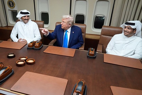 Der US-Präsident trifft den Emir von Katar und den Ministerpräsidenten des Landes an Bord der Air Force One. - © Mark Schiefelbein/AP/dpa