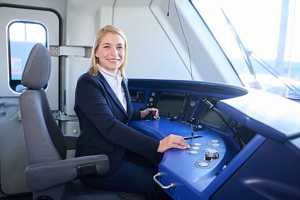 Neue Chefin des Konzerns wird Evelyn Palla. Bisher war die Managerin für den Regionalverkehr zuständig. (Archivbild) - © Annette Riedl/dpa