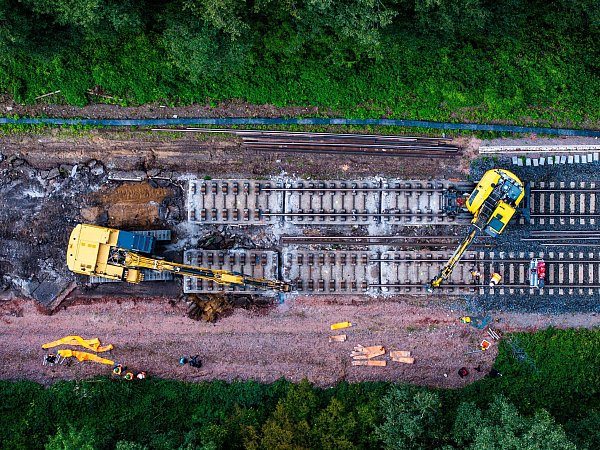 Die marode Infrastruktur belastet das System Bahn seit Jahren. In den kommenden Jahren muss daher viel gebaut werden - wie hier auf der Strecke zwischen Hamburg und Berlin. (Archivbild) - © Jens Büttner/dpa