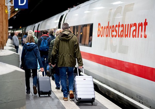 Wird das Angebot in den Bordbistros bald wieder besser? Der Minister setzt darauf, um die Kunden zufriedener zu stimmen. (Archivbild) - © Hauke-Christian Dittrich/dpa