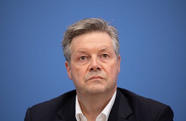 Dirk Rompf ist im DB-Konzern bekannt, war zu Zeiten von Ronald Pofalla Chef bei DB Netz. Die Eisenbahn- und Verkehrsgewerkschaft EVG will seine Berufung zum InfraGo-Chef verhindern. - © Andreas Gora/dpa