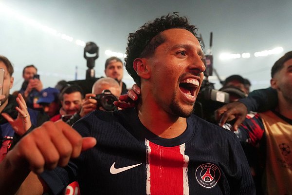 PSG-Kapitän Marquinhos jubelt mit den Fans. - © Thibault Camus/AP/dpa