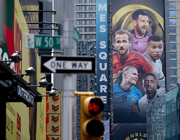 Werbung für die Club-WM mit Fußballstars wie Lionel Messi, Harry Kane oder Erling Haaland am Times Square in Manhattan. - © Sven Hoppe/dpa