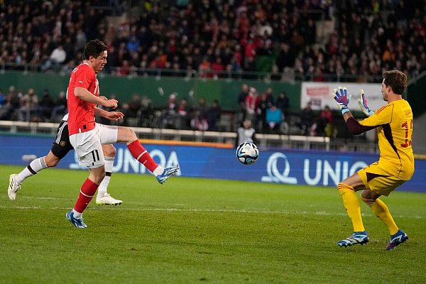 Kevin Trapp (r) stand als Ersatzmann von Marc-André ter Stegen im DFB-Tor. - © Matthias Schrader/AP/dpa