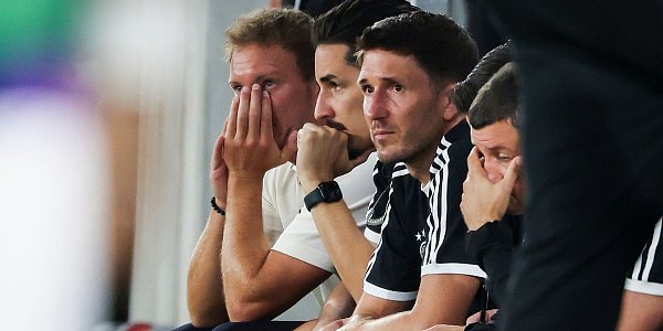 Bei der Leistung konnte auch der Bundestrainer (l.) nicht immer hinschauen. - © Christian Charisius/dpa