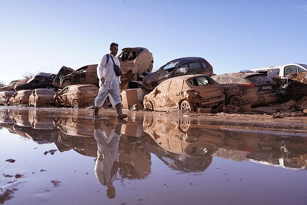 Auch zwei Wochen nach dem Jahrhundert-Unwetter ist kein Ende der Aufräumarbeiten in Sicht. - © Alberto Saiz/AP