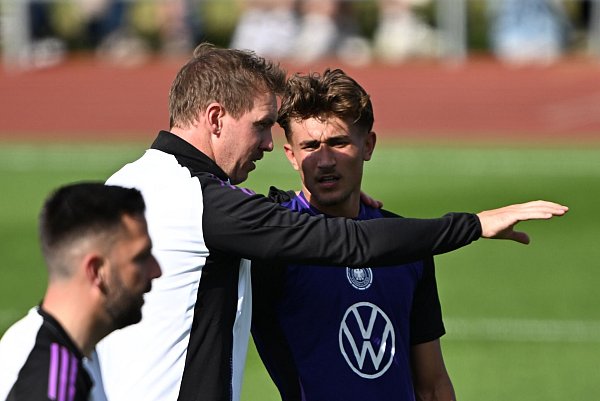 Julian Nagelsmann (l) nominierte Tom Bischof ebenfalls schon. (Archivbild) - © Federico Gambarini/dpa