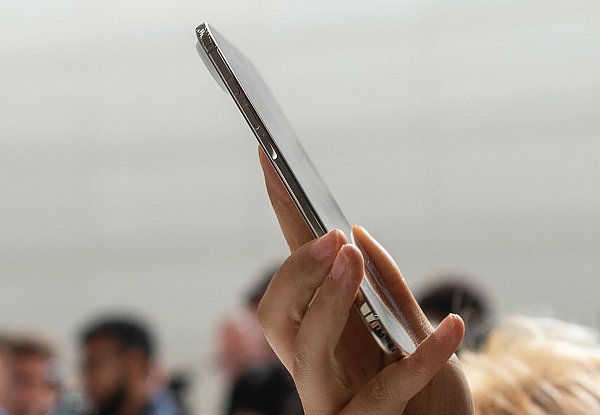 Liegt dünn in der Hand: Apples neues iPhone Air bei der Vorstellung im Apple-Hauptquartier in Cupertino. - © Andrej Sokolow/dpa