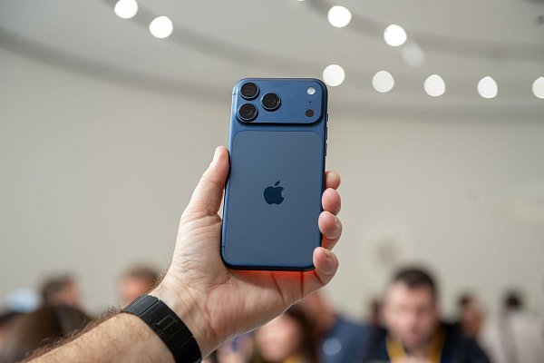 Der Kamerabuckel beim neuen iPhone 17 Pro ist jetzt breiter. - © Andrej Sokolow/dpa-tmn/dpa