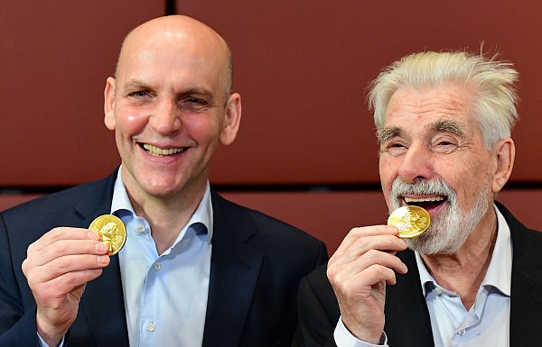 Die bislang letzten deutschen Nobelpreisträger: der Chemiker Benjamin List und der Physiker Klaus Hasselmann. (Archivbild) - © Tobias Schwarz/AFP-Pool/dpa