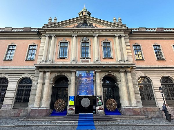 Im ersten Stockwerk dieses Gebäude wird der Literaturnobelpreisträger verkündet. (Archivbild) - © Steffen Trumpf/dpa