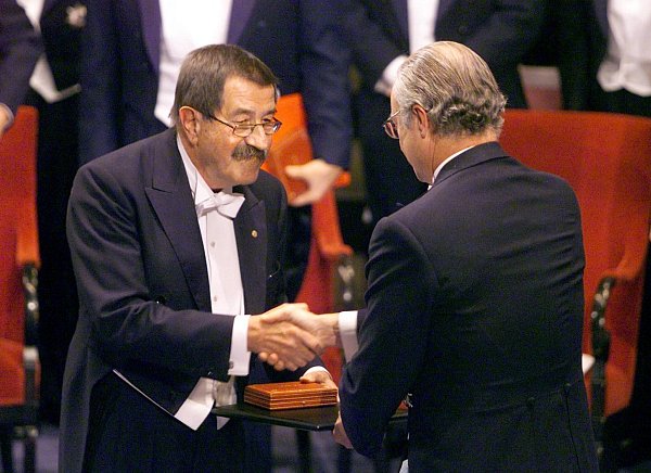 Einer der bislang letzten deutschen Nobelpreisträger: Günter Grass bekam die Nobelmedaille 1999 aus den Händen von Schwedens König Carl XVI. Gustaf überreicht. (Archivbild) - © picture alliance / dpa