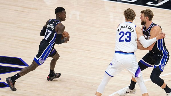 Schröder (links) will bei den Kings als Aufbauspieler für guten Zusammenhalt sorgen. (Archivfoto) - © Maximilian Haupt/dpa