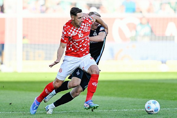 Der Mainzer Abwehrspieler Dominik Kohr (l) verschuldete den Elfmeter zum 1:0 für Bremen. - © Uwe Anspach/dpa