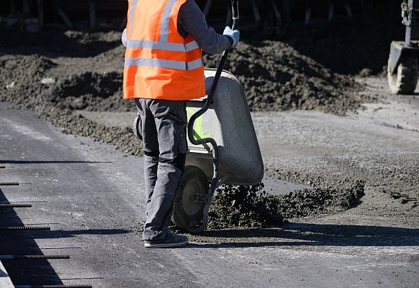 Staatliche Milliarden für Straßen, Schienen und Verteidigung sollen 2026 die Wirtschaft ankurbeln. (Symbolbild) - © Robert Michael/dpa