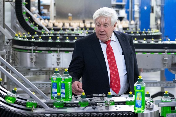 Wolfgang Groß, bisheriger Fit-Geschäftsführer, hat das Unternehmen verkauft: Die BlueSun-Gruppe aus Spanien hat den ostdeutschen Spülmittelhersteller übernommen. (Archivbild) - © Sebastian Kahnert/dpa