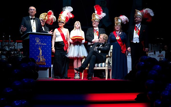 Während Jauch sich bedankte, nahm Gottschalk auf dem Ordensträger-Sessel Platz. Er selbst hat ihn 2001 bekommen. - © Sven Hoppe/dpa